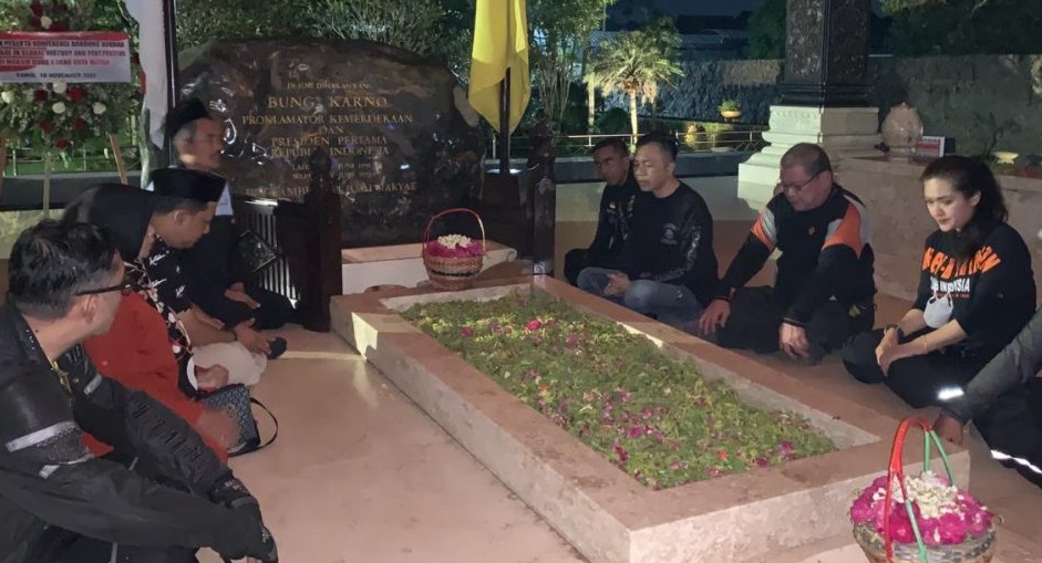 Rombongan HDCI Tour Pahlawan didampingi Wabup Blitar Rahmat Santoso berdoa di Makam Bung Karno/ist