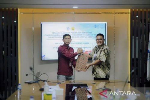 Dirut PT SIER Didik Prasetyono menerima Dekan FH Unej Prof Dr Bayu Dwi Anggono SH MH di Wisma SIER Surabaya, Jumat (11/11/2022). ANTARA/HO-PT SIER