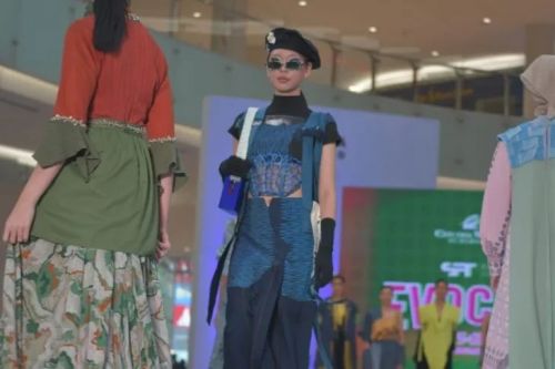 Seorang model memeragakan salah satu busana pada Surabaya Fashion Trend (SFT) yang digelar di Surabaya, Jumat (11/11/2022). ANTARA/HO/WI