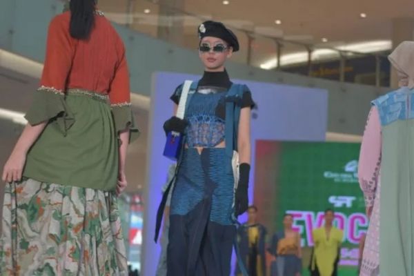 Puluhan Desainer Tampilkan Karya Bergaya Retro di Surabaya Fashion Trend 2022