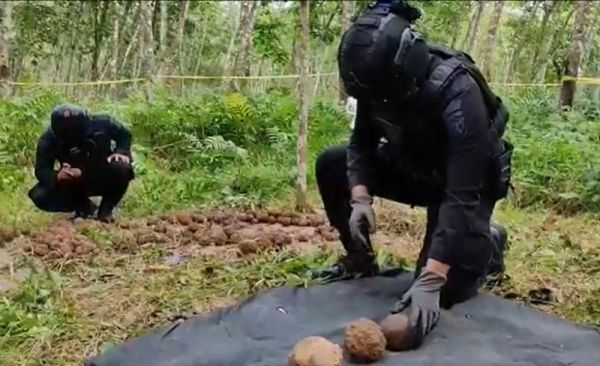 Tim Jihandak Polda Jatim Musnahkan 26 Granat Temuan Warga di Blitar