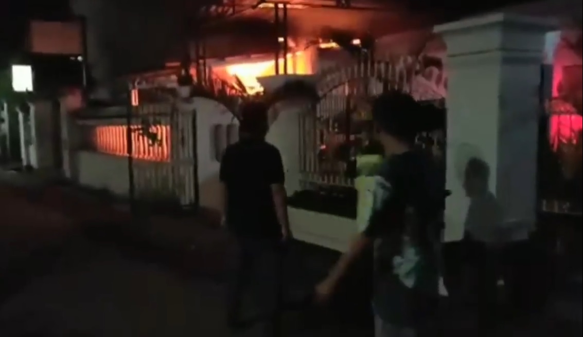 Warga mencoba memadamkan api dengan alat seadanya (Foto / Metro TV)