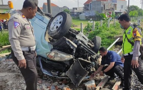 Avanza Dihantam Kereta di Sidoarjo, Sopir Meninggal
