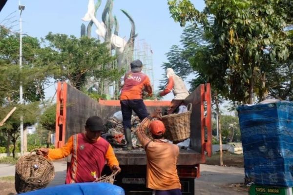 Pemkot dan Warga Surabaya Kerja Bakti Bersihkan Saluran untuk Cegah Banjir