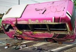 Mobil Elf Peziarah Terguling di Bojonegoro, 6 Penumpang Luka