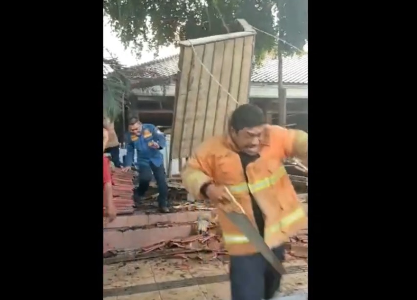 Petugas berlari saat merobohkan sisa bangunan pendopo yang sudah ambruk atapnya (Foto / Metro TV)