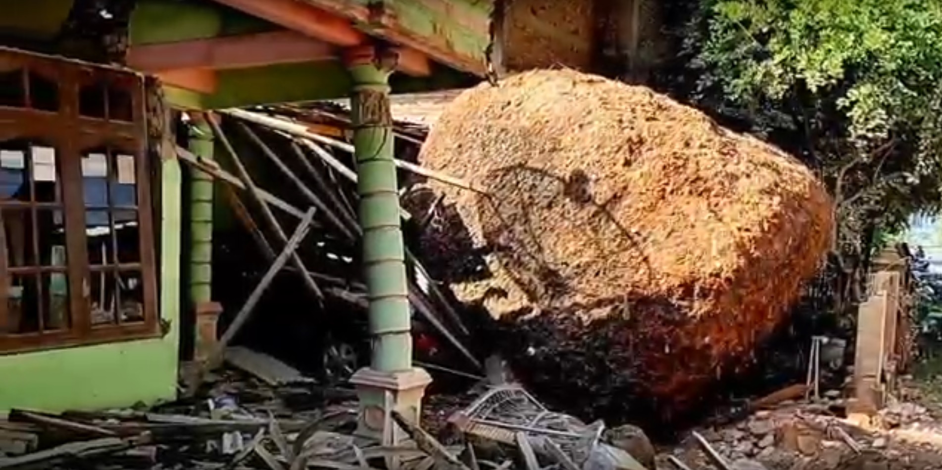Kondisi batu besar yang menimpa rumah warga Pacitan (Foto / Metro TV)