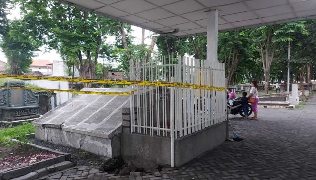 Polisi memasang garis polisi di lokasi pencurian patung (Foto / Istimewa)