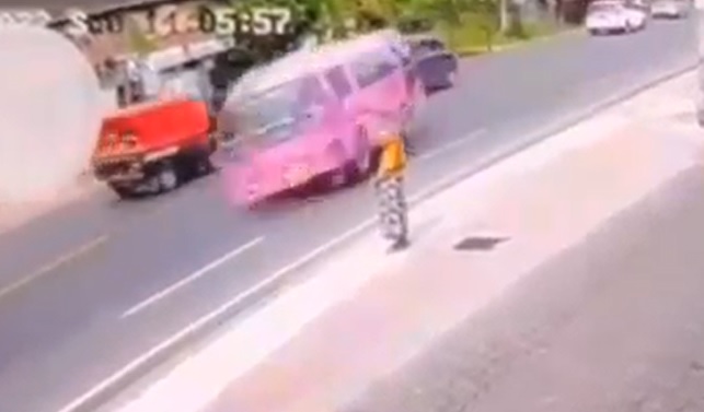 Terekam CCTV,  Minibus Rombongan Ziarah Terbalik Nyaris Tabrak Perempuan