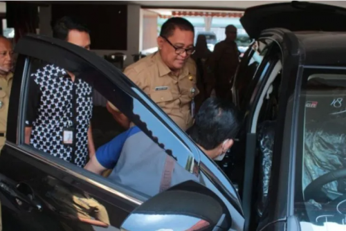 Asisten Perekonomian dan Pembangunan Kabupaten Probolinggo Ahmad Hasyim Ashari meninjau mobdin baru camat di Pendopo Prasadja Ngesti Wibawa Kabupaten Probolinggo, Senin (14/11/2022). (ANTARA/HO-Diskominfo Kabupaten Probolinggo)
