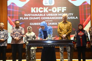 Gubernur Jatim Khofifah Indar Parawansa menandatanganani kesepakatan program Sustainable Urban Mobility Plan (SUMP), di Gedung Negara Grahadi, Surabaya, Selasa, 15 November 2022.