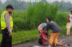 Motor Oleng Tabrak Truk, Emak-emak di Blitar Tewas