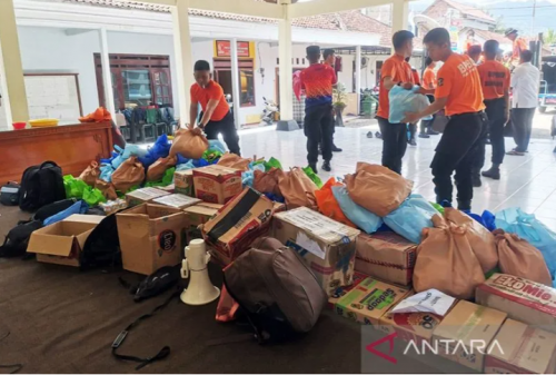 Sejumlah petugas Badan Penanggulangan Bencana Daerah (BPBD) Kota Surabaya sedang menyerahkan bantuan bencana alam di Kabupaten Trenggalek beberapa waktu lalu. ANTARA/HO-Diskominfo Surabaya/am.