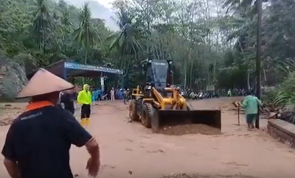 Diterjang Banjir dan Longsor, Jalur Pacitan-Ponorogo Lumpuh