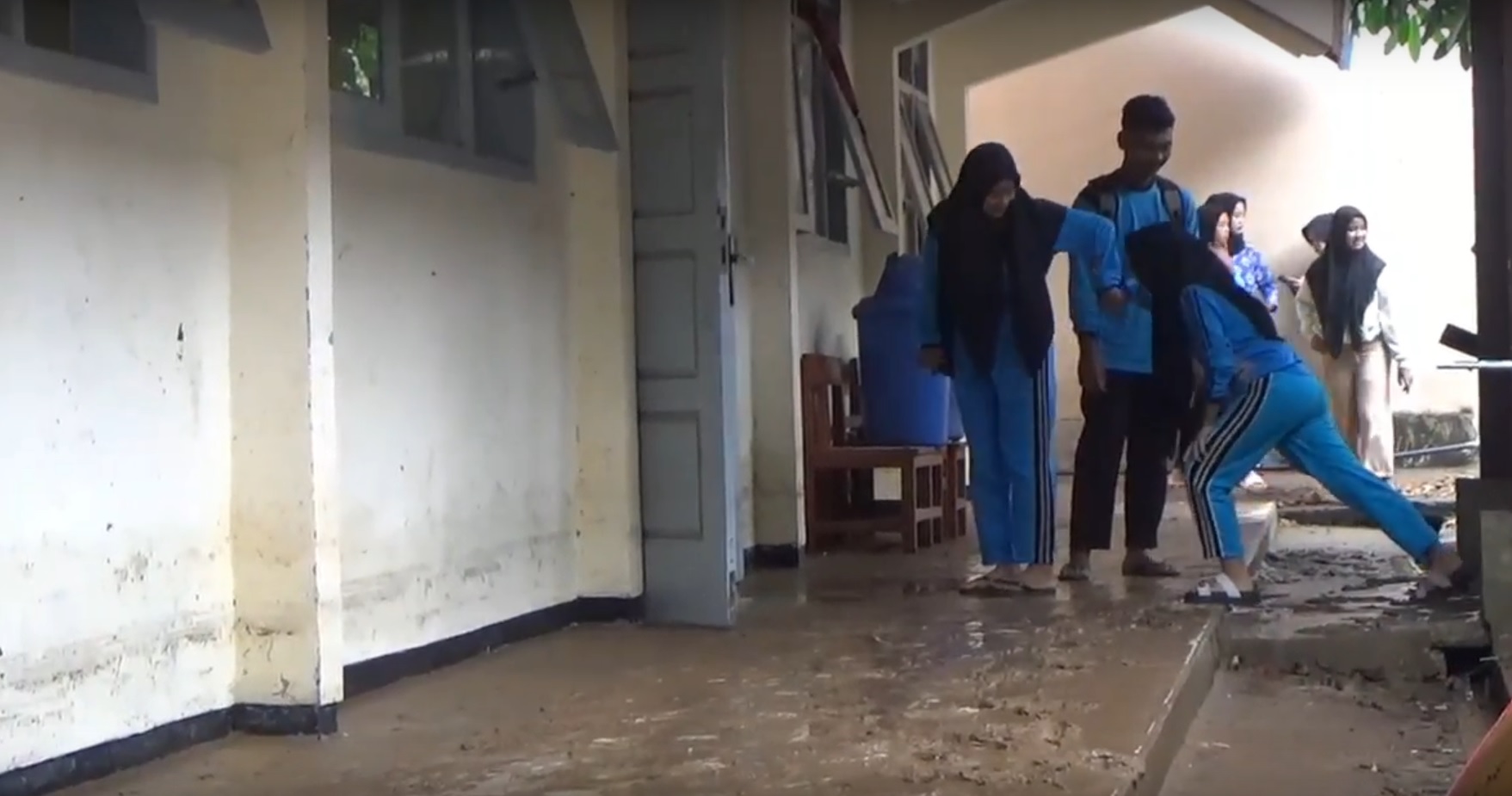 Banjir yang menggenangi sekolah SMAN 1 Kalidawir, Tulungagung menyisakan lumpur tebal (Foto / Metro TV)