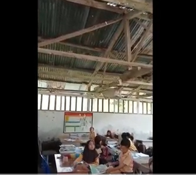 Siswa SDN Pulau Sabuntan, Kecamatan Sapeken, Kabupaten Sumenep belajar di bawah atap bocor/metrotv