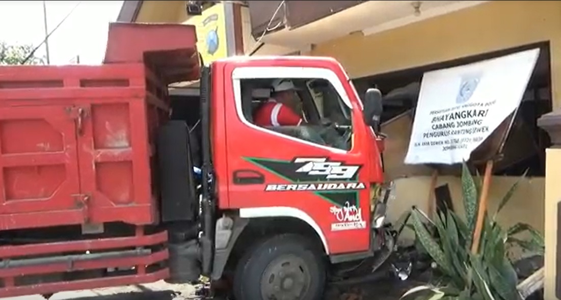 Truk menabrak Kantor Pelayanan Polsek Diwek, Jombang/metrotv
