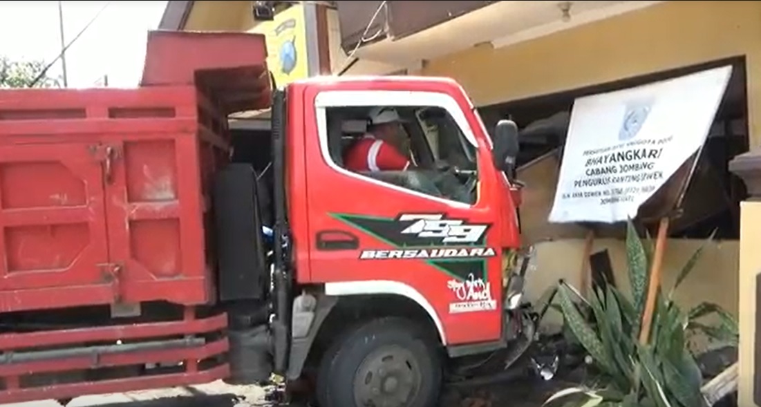 Truk Tabrak Kantor Polisi di Jombang! 3 Terluka, 1 Kritis