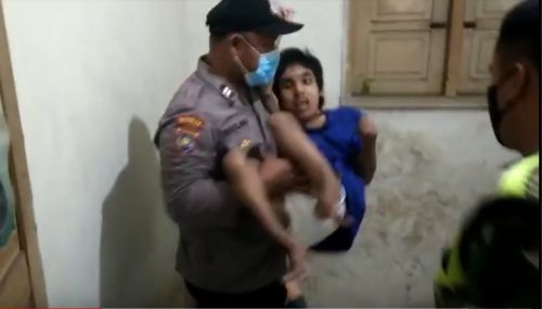 Petugas memindahkan anak penyandang disabilitas dari rumah warga ke Dinsos Mojokerto/metrotv