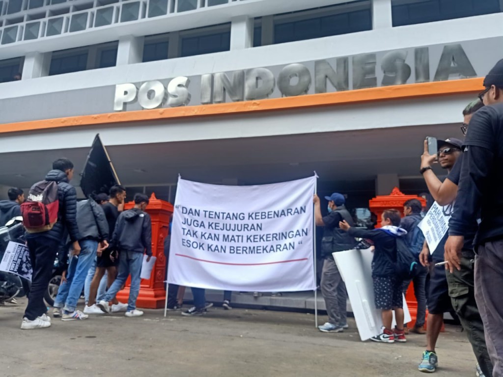 Ratusan suporter Aremania mendatangi Kantor Pos di Jalan Merdeka Selatan nomor 5, Kota Malang, Jawa Timur, Kamis 17 November 2022/medcom.id