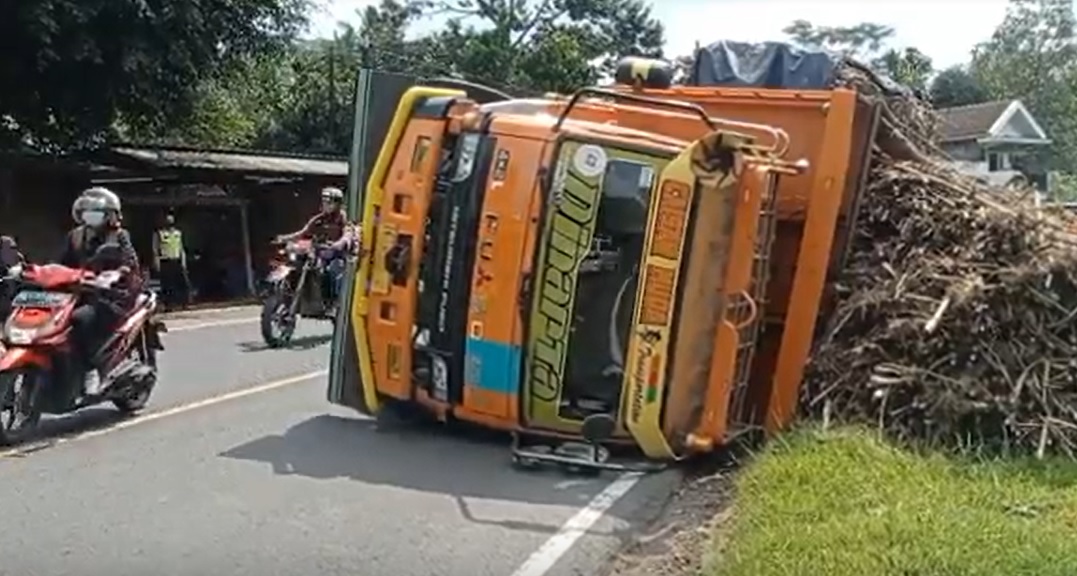 Kelebihan Muatan, Truk Tebu Terguling di Blitar
