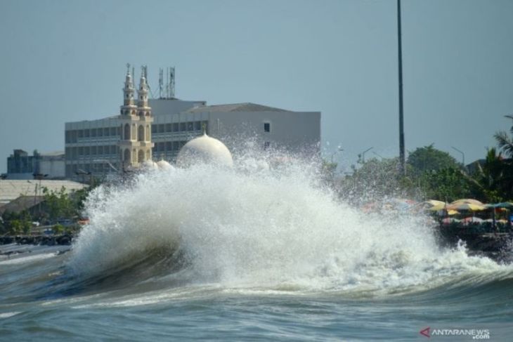 Arsip Foto - Gelombang menerjang batu grip di Pantai Muara Lasak, Kota Padang, Provinsi Sumatera Barat.(ANTARA FOTO/Iggoy el Fitra/hp)