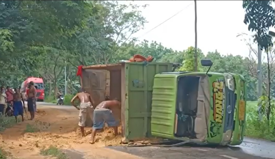 Jalan Menurun, Truk Pasir Terguling di Tuban