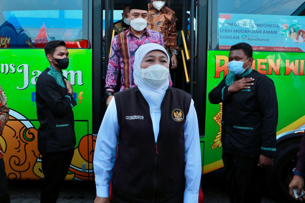 Gubernur Jatim Khofifah Indar Parawansa, saat meluncurkan Bus Trans Jatim. (Dok: Humas Pemprov Jatim)