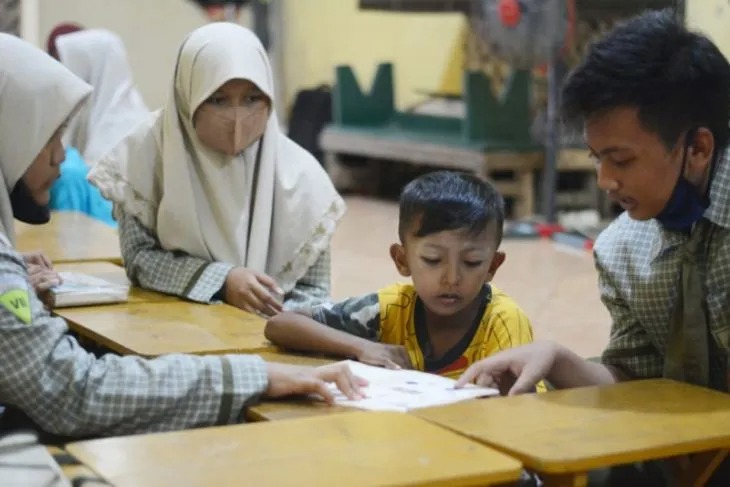 Sejumlah siswa Sunday School SMP Muhammadiyah 2 Surabaya mengajar anak jalanan (anjal) yang tinggal di Bantaran Sungai Jembatan Merah, Selasa (15/11/2022). ANTARA/HO-Humas SMP Muhammadiyah 2 Surabaya