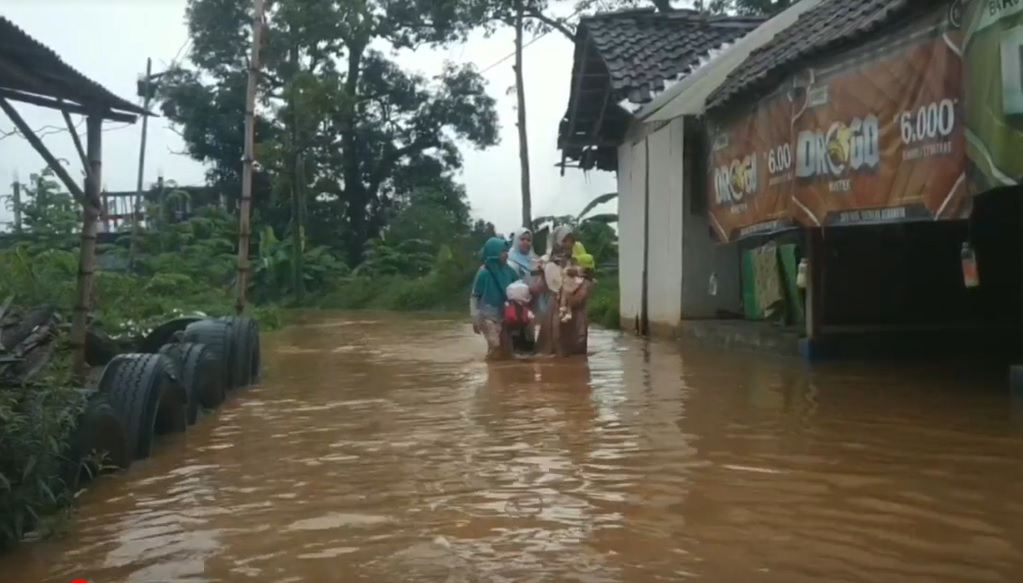 Banjir merendam wilayah Desa Bandarani, Kabupaten Pasuruan/metrotv