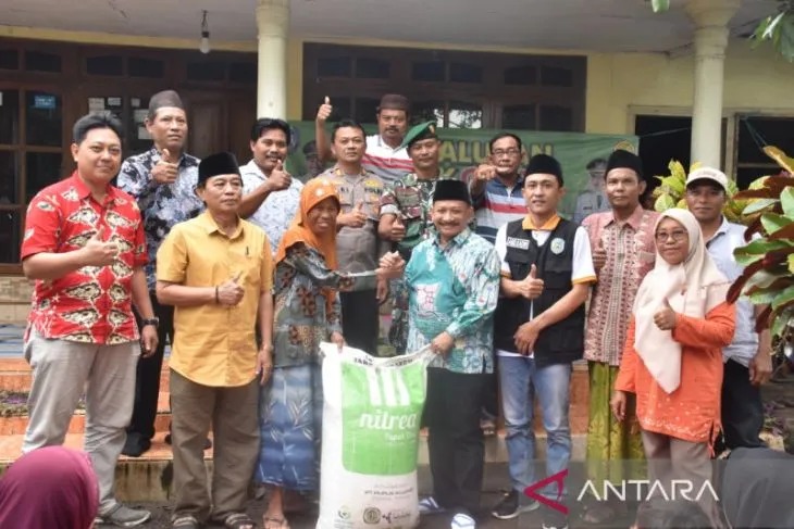 Bupati Situbondo Karna Suswandi menyerahkan secara simbolis pupuk urea non-subsidi gratis kepada petani. Sabtu (19/11/2022) (ANTARA/ HO-Humas Pemkab Situbondo)