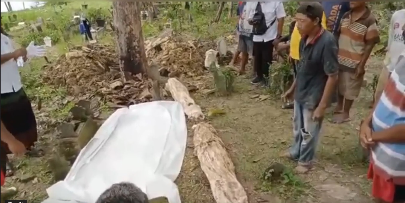 Kondisi kain kafan dua jenazah yang hendak dipindahkan masih utuh padahal sudah berusia 12 tahun (Foto / Metro TV)