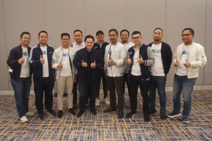 Menteri BUMN Erick Thohir (kelima kiri) bersama Millennials BUMN Surabaya Raya foto saat nobar pembukaan Piala Dunia 2022 di Surabaya, Minggu (20/11/2022). (ANTARA/Dhemas Reviyanto)