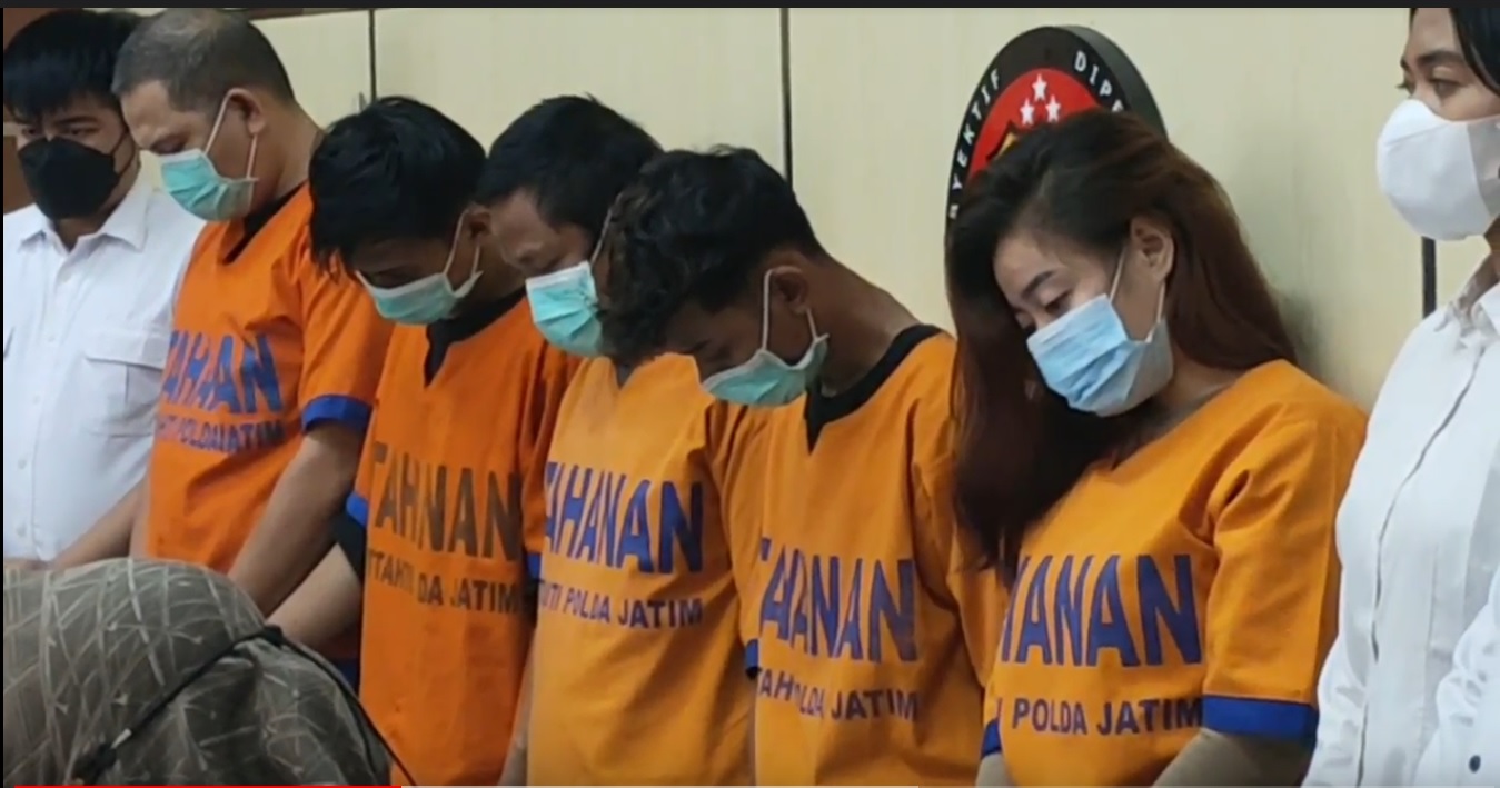 Lima tersangka penyekapan 19 perempuan di Pamekasan (Foto / Metro TV)