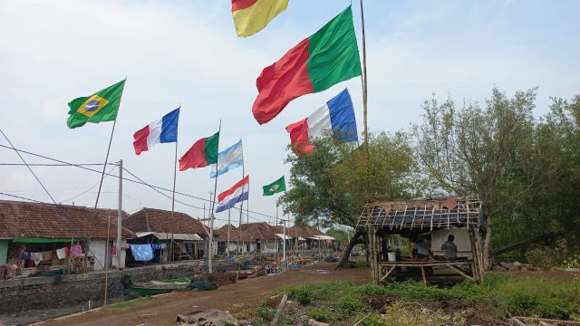 Bendera negara peserta Piala Dunia 2022 terpasang di Kampung Pasuruan (Foto / Metro TV) 