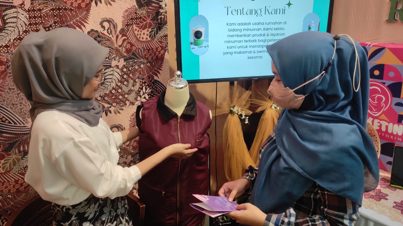 Mahasiswa Unusa yang lolos dalam Kewirausahaan Mahasiswa Indonesia (KMI) award 2022 memamerkan karyanya di KMI Expo yang digelar di Universitas Pembangunan Nasional (UPN) Surabaya (Foto / Hum)