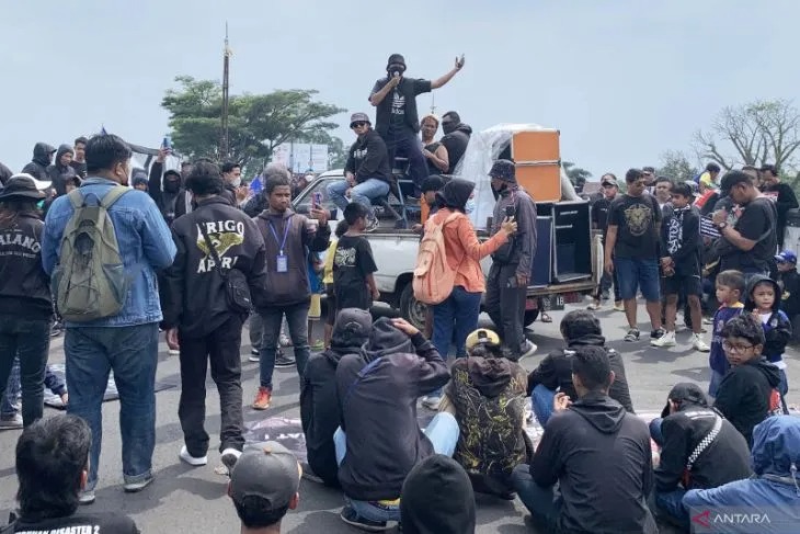 Foto arsip. Aremania pada saat menggelar aksi solidaritas di flyover Arjosari, Kota Malang, Jawa Timur, Minggu (20/11/2022). (ANTARA/Vicki Febrianto)