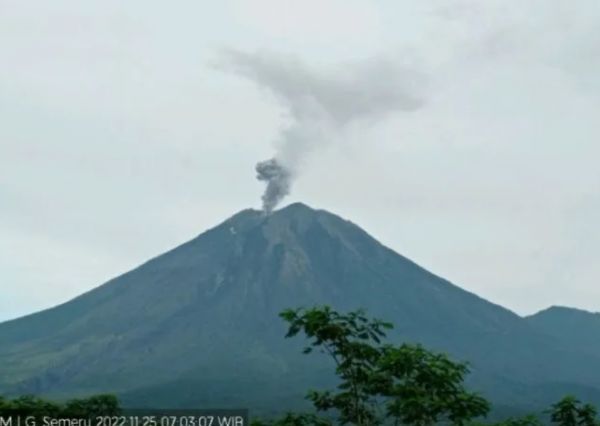 Erupsi 90 Detik, Gunung Semeru Semburkan Abu Vulkanik Setinggi 500 Meter -