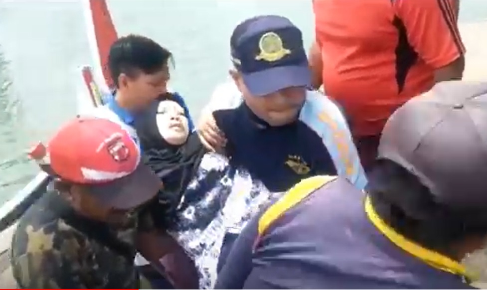 Petugas mengevakuasi penumpang yang jatuh ke laut/metrotv