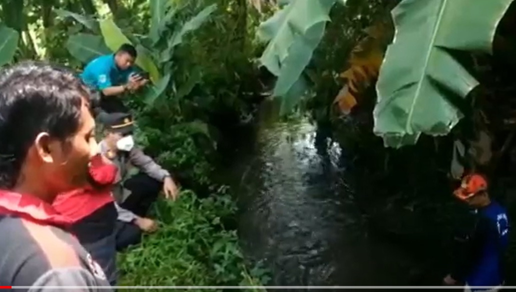 Petugas dan warga menyisir sungai mencari bocah yang hilang/metrotv
