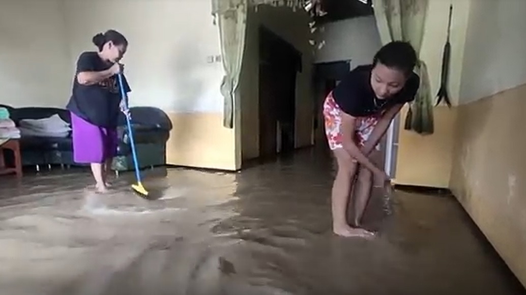 Warga mulai membersihkan sisa-sisa banjir akibat luapan kali lamong/metrotv
