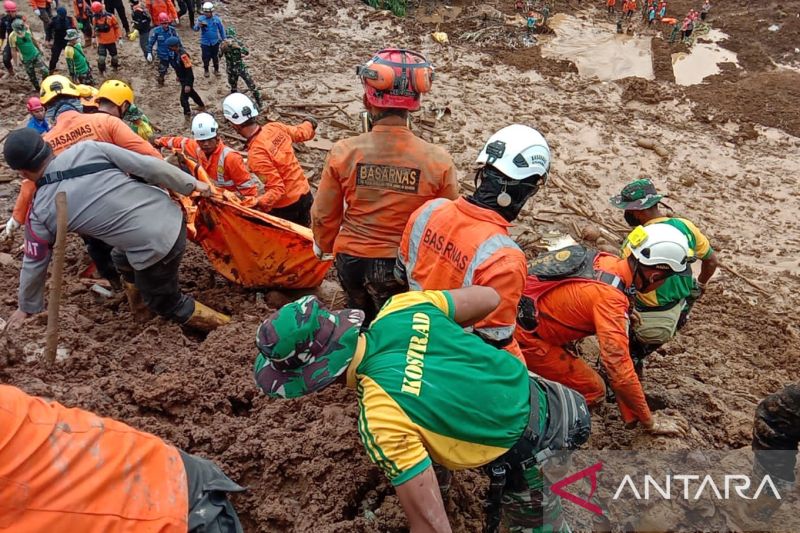 Petugas mengevakuasi jenazah korban gempa bumi di Desa Cijedil, Kecamatan Cugenang, Kabupaten Cianjur, Provinsi Jawa Barat, Jumat (25/11/2022). (ANTARA/Erlangga BP)
