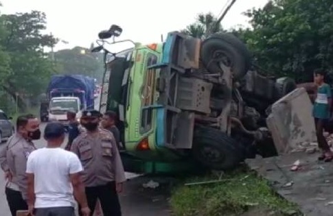 Truk Pasir di Mojokerto Mundur Tabrak Motor hingga Terperosok ke Sungai