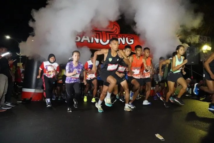 Kegiatan Banteng Night Run 2022 yang digelar di area SLG Kabupaten Kediri, Jawa Timur, Sabtu (26/11/2022) malam. ANTARA/ HO-panitia