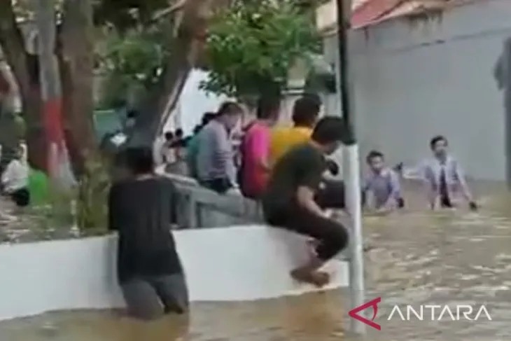 Banjir melanda asrama santri Pondok Pesantren Al-Amien, Prenduan, Kecamatan Pragaan, Sumenep, Jawa Timur, Sabtu (26/11/2022). ANTARA/HO-BPBD Sumenep