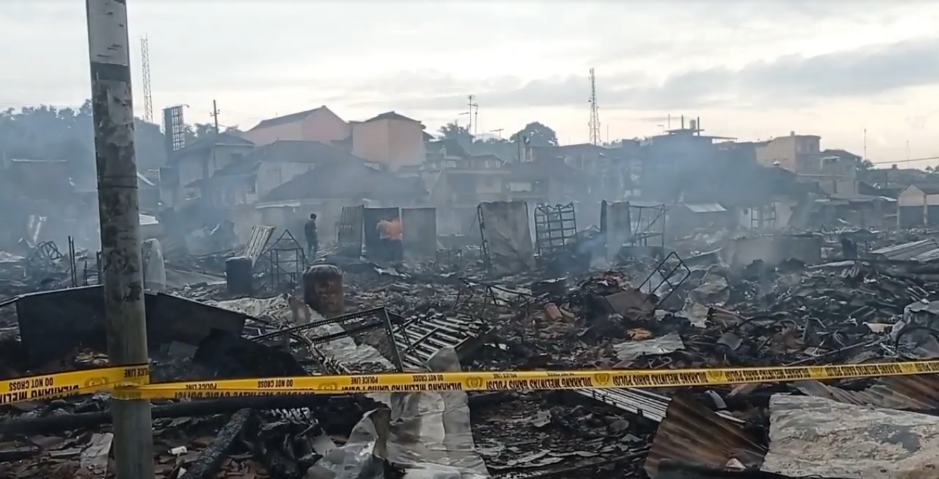 Potret Kebakaran Pasar Kesamben Blitar, 300 Kios Runtuh hingga Musala Utuh