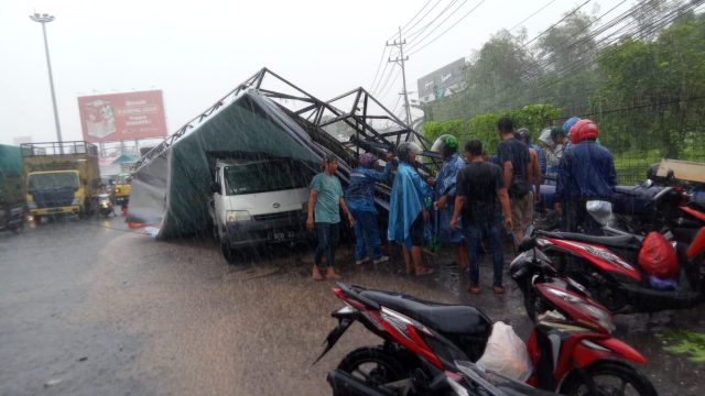 Sidoarjo Diterjang Angin Kencang, Baliho hingga Atap Sentra Kuliner Ambruk