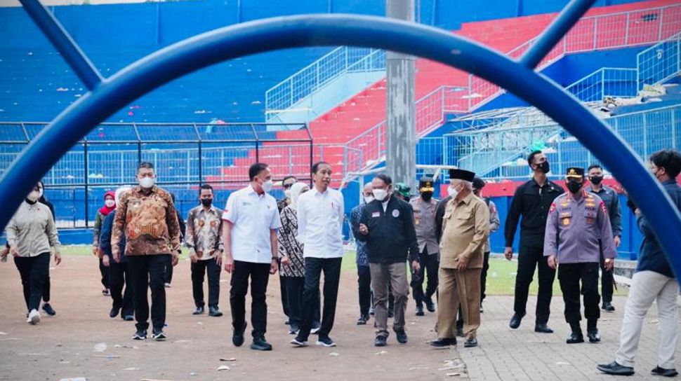 Presiden Joko Widodo saat mengunjungi Stadion Kanjurunan pasca tragedi yang menewaskan 132 orang (Foto / Istimewa)