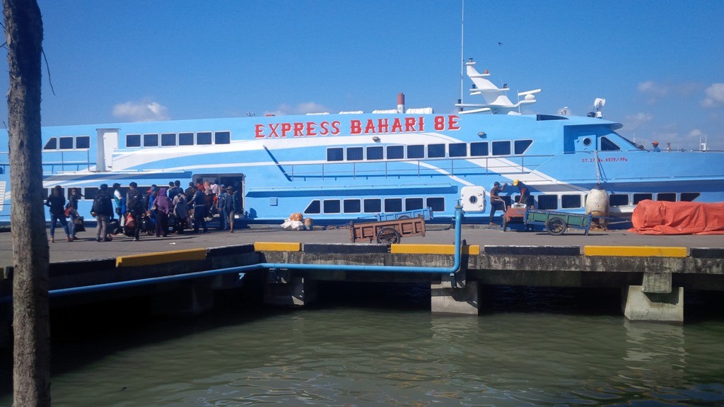 Kapal Express Bahari saat menaikkan penumpang (Foto / Medcom.id)