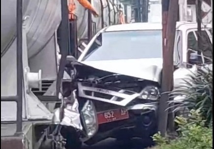 Mobil Dinas Pemkot Malang Dihantam Kereta